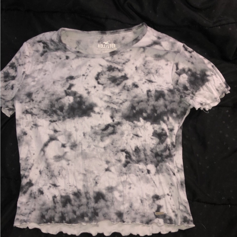 Gray and white tie dye Hollister shirt.